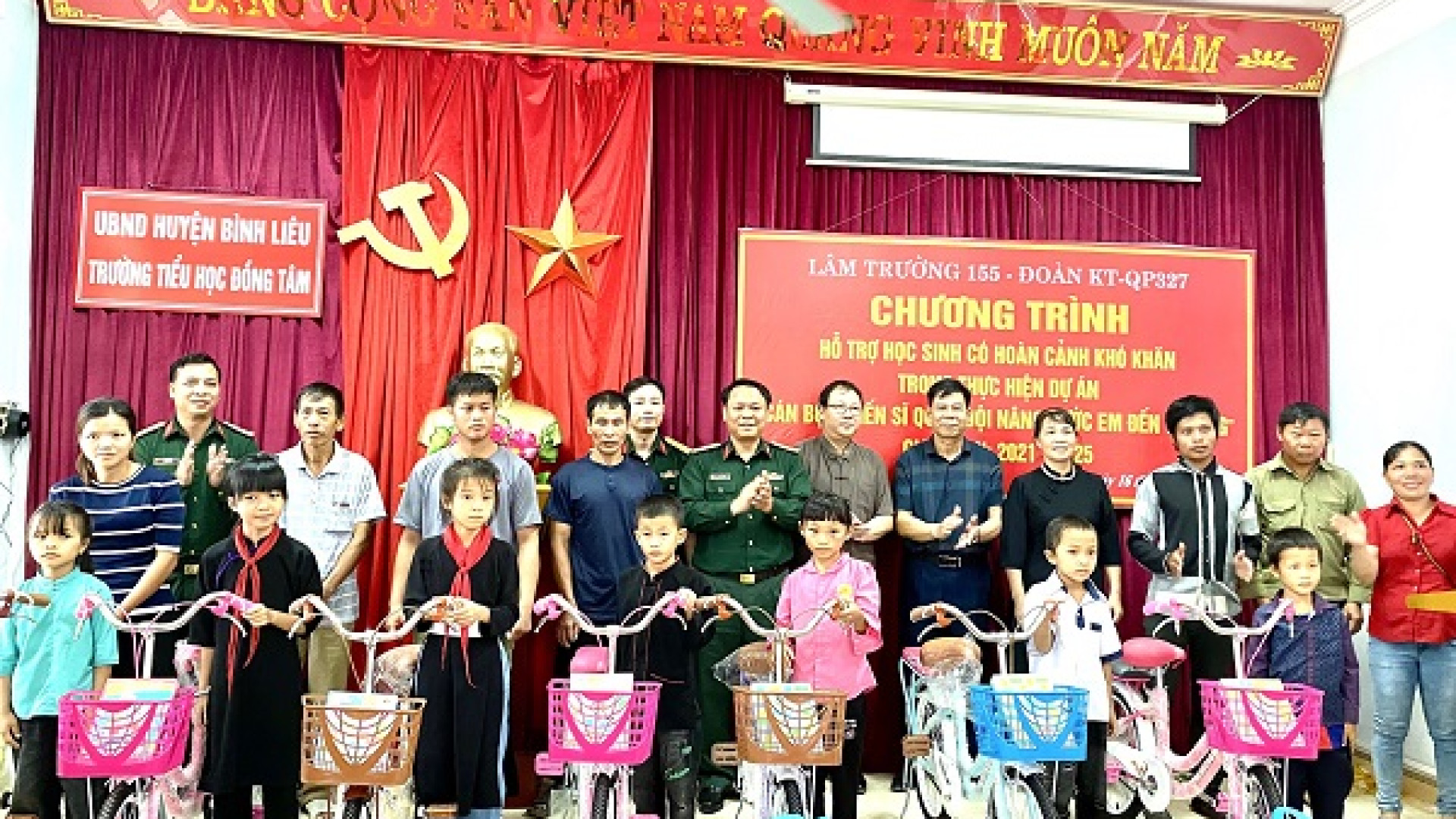 Lâm trường 155 (Đoàn KT-QP 327): Trao hỗ trợ cho 17 em học sinh có hoàn cảnh khó khăn