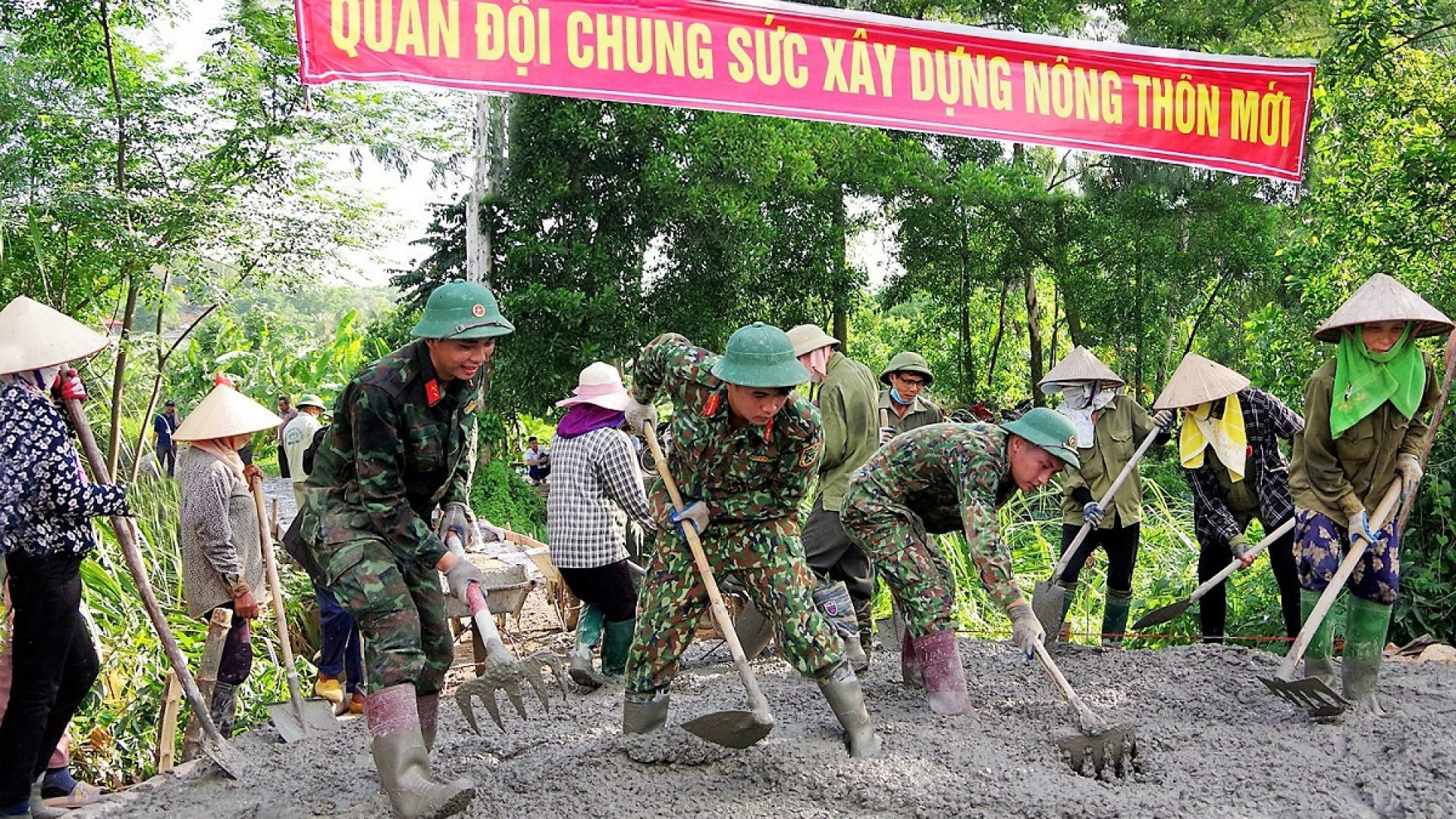 Lực lượng vũ trang tỉnh Hải Dương góp sức xây dựng nông thôn mới