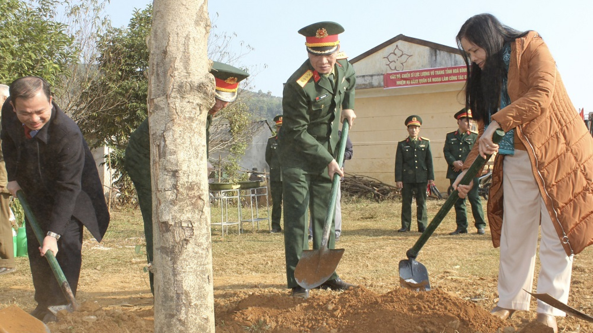 Bộ CHQS tỉnh Hoà Bình: Khởi công xây dựng đường giao thông nông thôn tại huyện Cao Phong