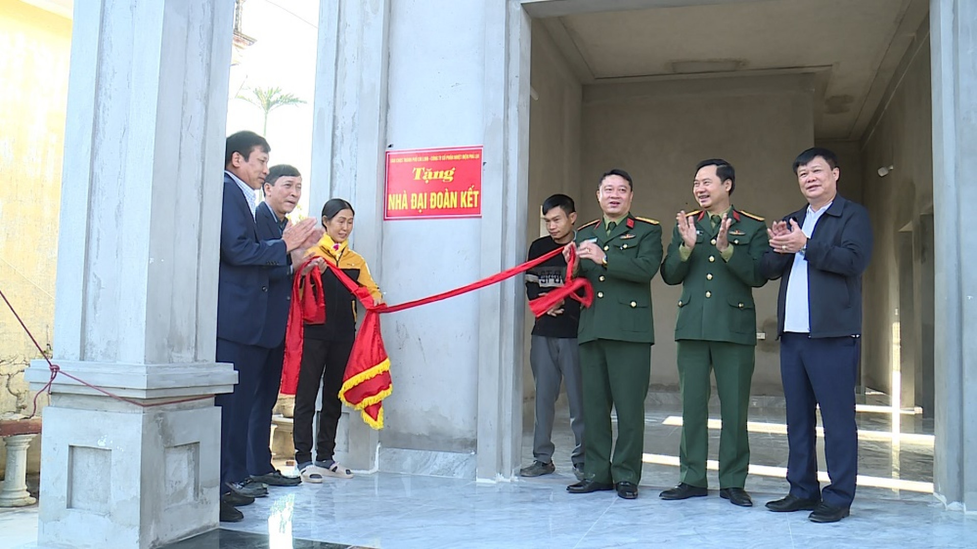 Ban CHQS thành phố Chí Linh (Hải Dương) phối hợp bàn giao nhà "Đại đoàn kết" cho hộ nghèo