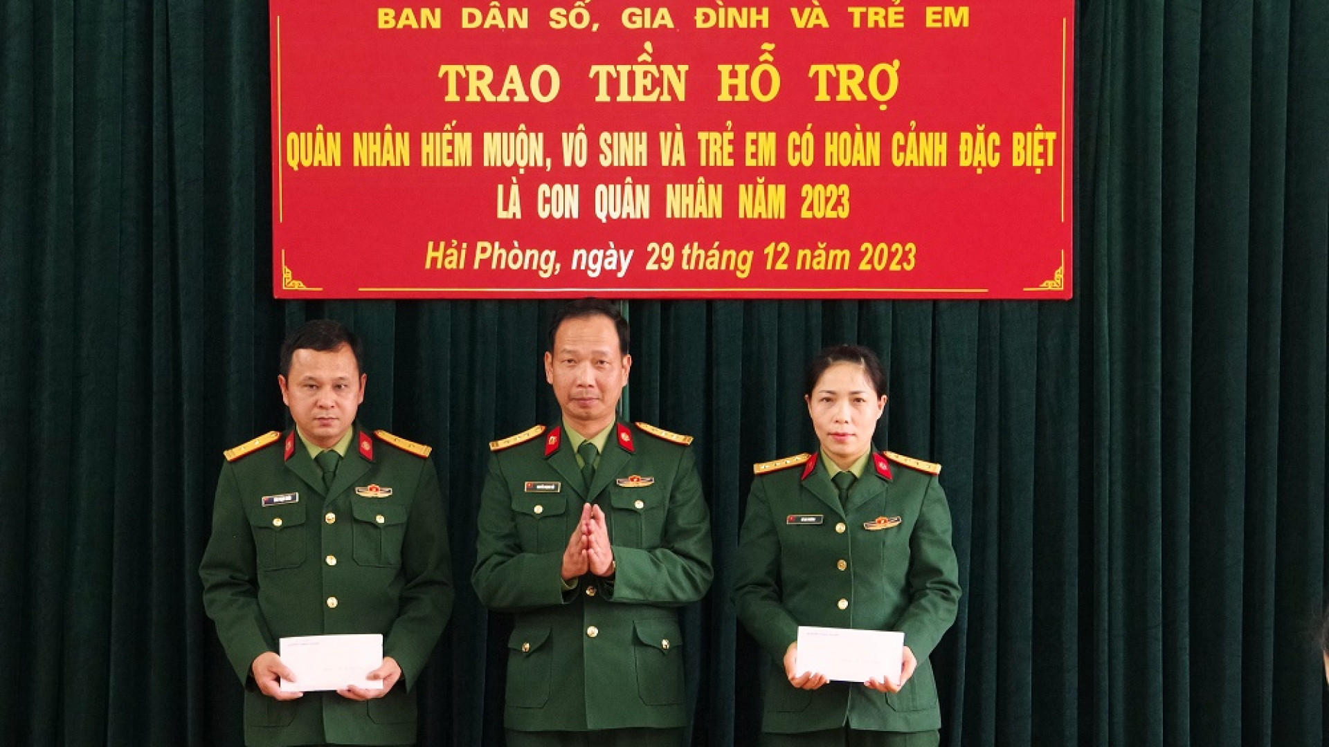 Lữ đoàn Thông tin 603 trao tiền hỗ trợ quân nhân hiếm muộn, vô sinh