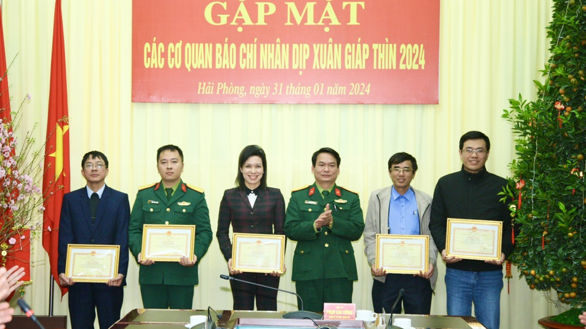 Bộ CHQS thành phố Hải Phòng gặp mặt các cơ quan báo chí nhân dịp Xuân Giáp Thìn 2024