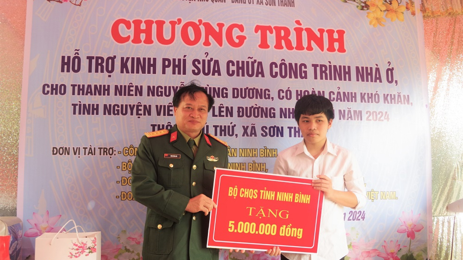 Bộ CHQS tỉnh Ninh Bình: Trao kinh phí hỗ trợ sửa chữa nhà ở cho thanh niên chuẩn bị nhập ngũ có hoàn cảnh khó khăn tại huyện Nho Quan