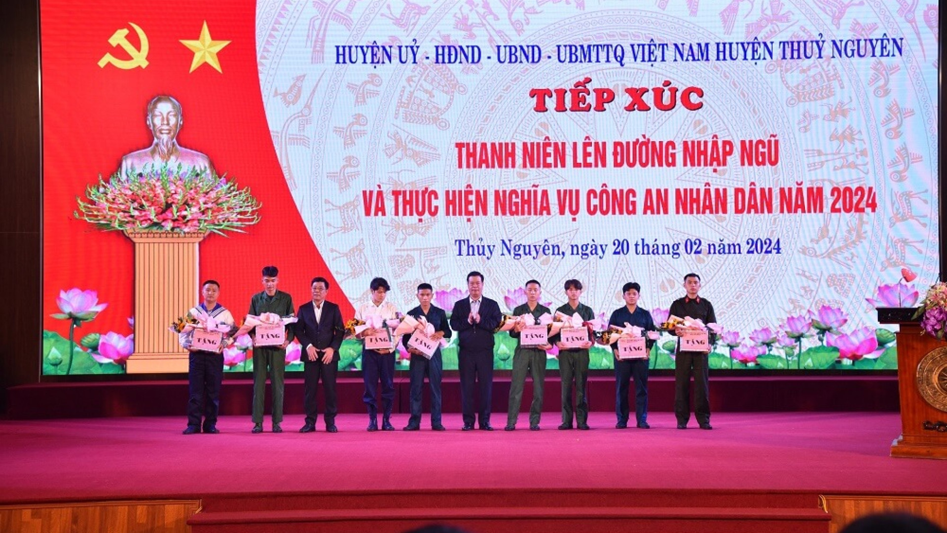 Huyện Thủy Nguyên (TP. Hải Phòng) tiếp xúc, tặng quà cho thanh niên chuẩn bị nhập ngũ năm 2024