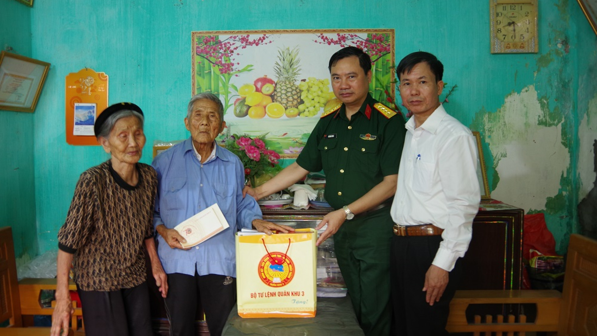 Bộ CHQS tỉnh Hải Dương thăm, tặng quà chiến sĩ tham gia Chiến dịch Điện Biên Phủ và thân nhân liệt sĩ