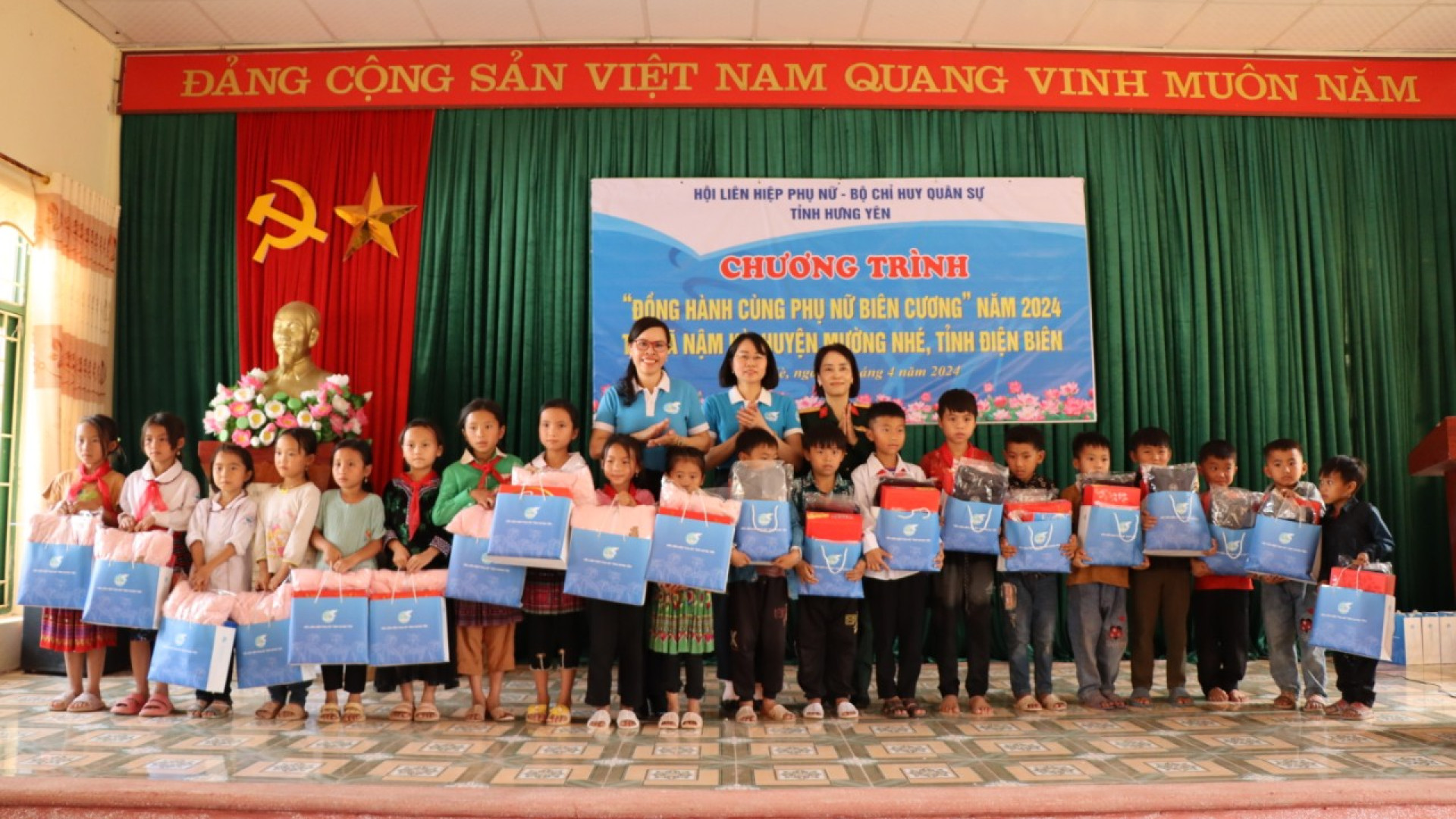Phụ nữ Bộ CHQS tỉnh Hưng Yên phối hợp thực hiện Chương trình “Đồng hành cùng phụ nữ biên cương”