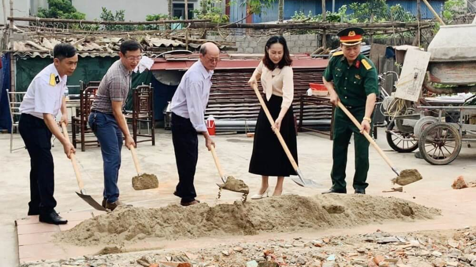 Ban CHQS huyện Kiến Thuỵ khởi công xây dựng nhà tặng gia đình chiến sĩ có hoàn cảnh khó khăn