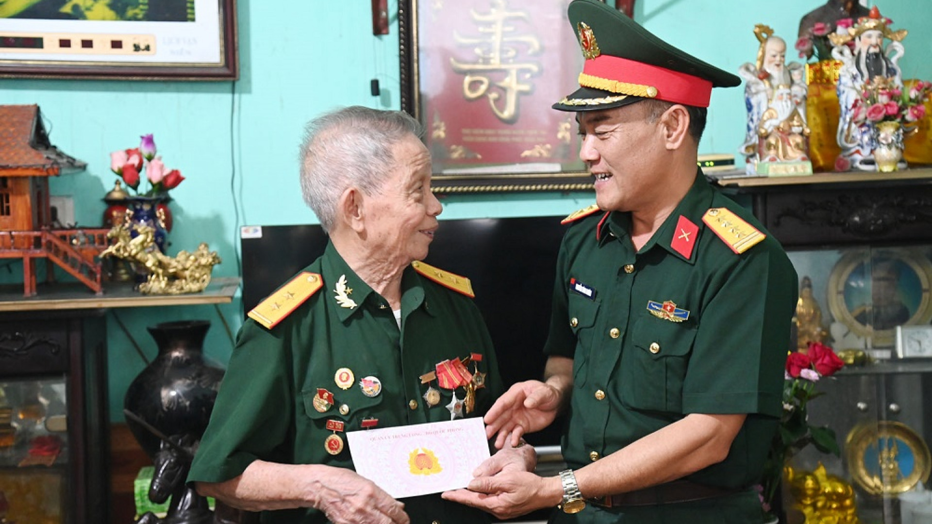 Bộ CHQS tỉnh Quảng Ninh thăm, tặng quà chiến sĩ tham gia Chiến dịch Điện Biên Phủ