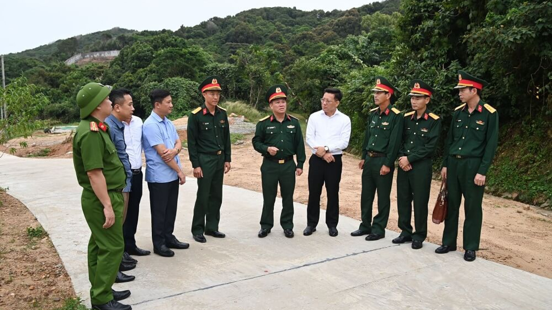 Thắm tình quân- dân nơi biên giới, hải đảo