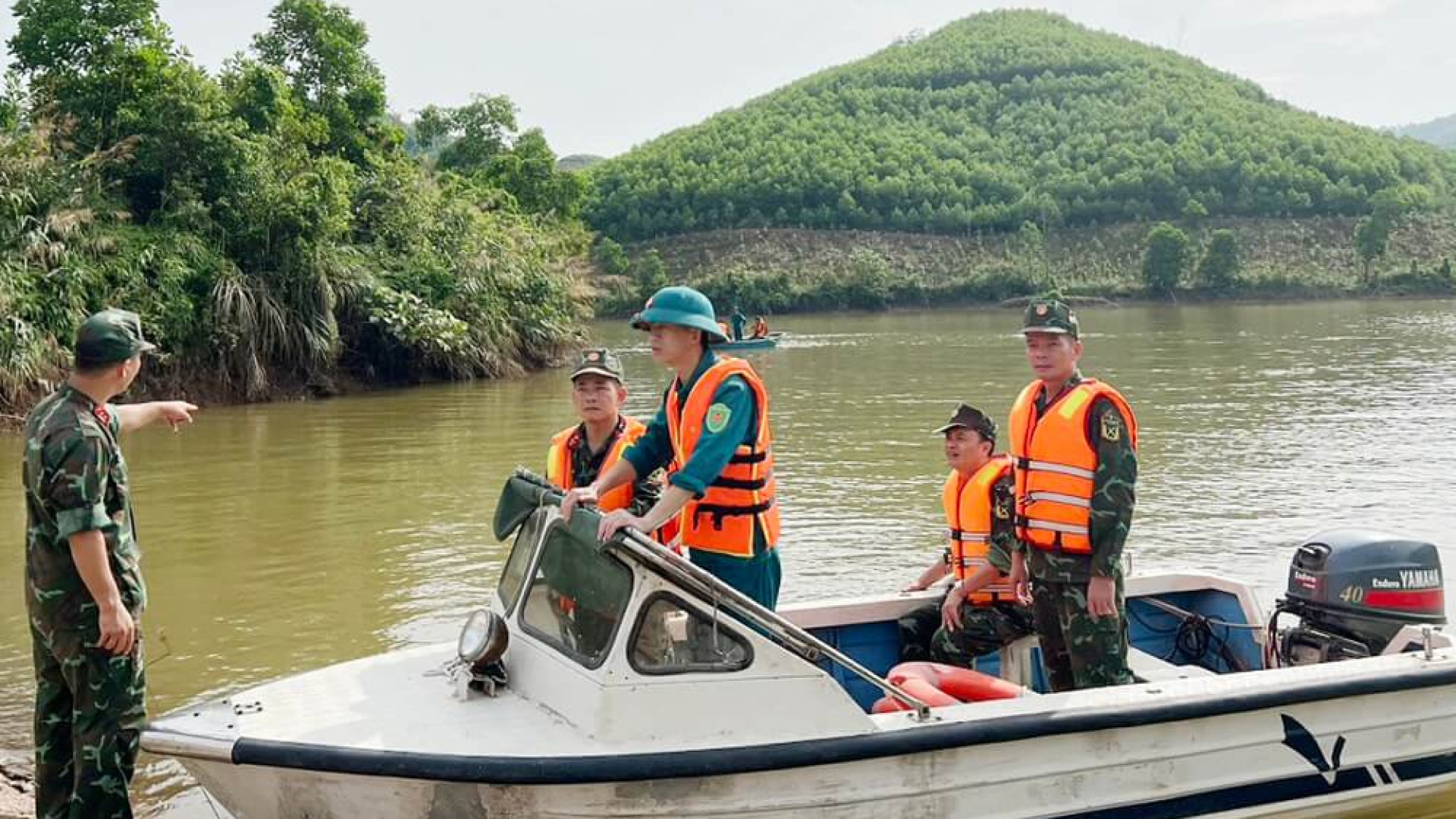 Ban CHQS huyện Ba Chẽ tham gia tìm kiếm nạn nhân bị đuối nước tại hồ Khe Lọng Ngoài