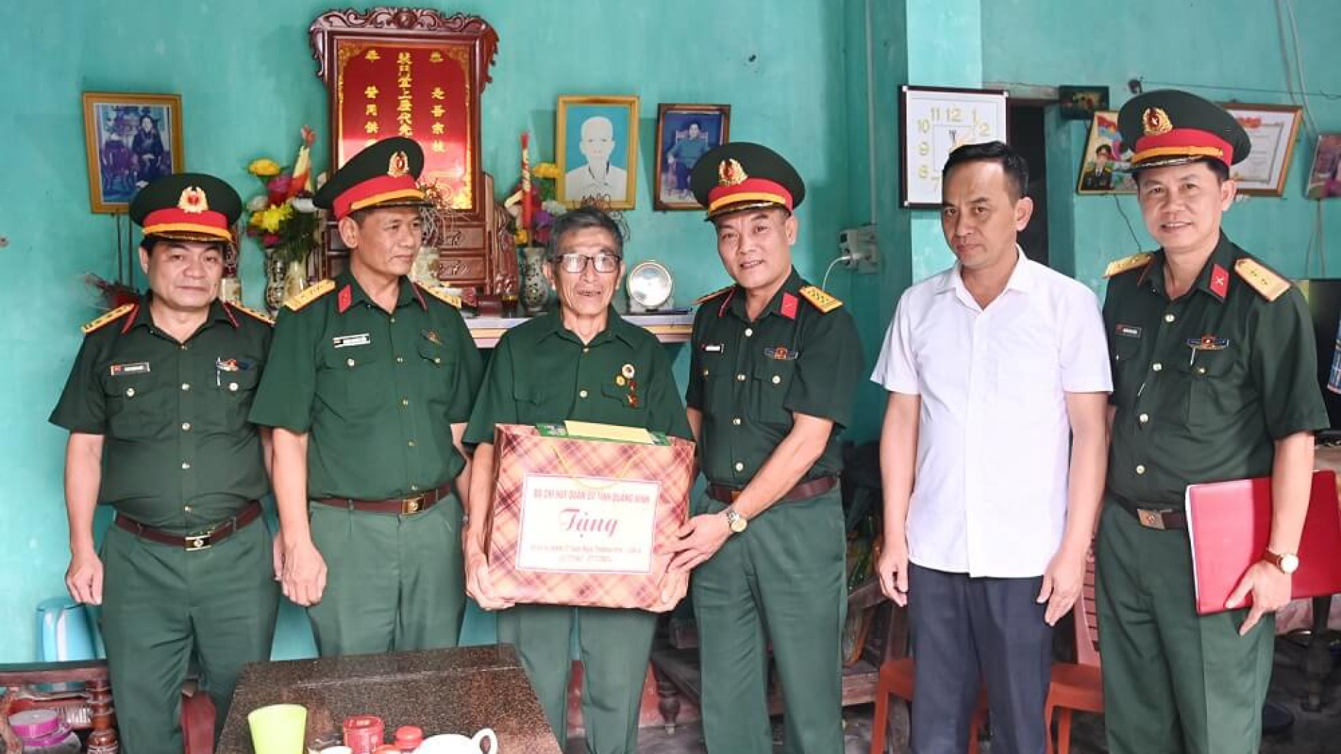 Bộ CHQS tỉnh Quảng Ninh: Thăm, tặng quà các gia đình người có công trên địa bàn thành phố Hạ Long, Cẩm Phả