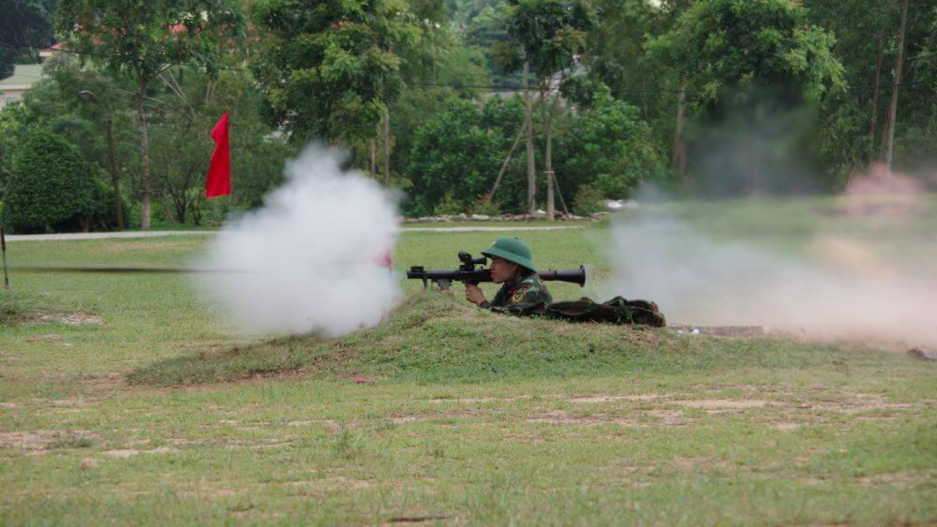 Trường Quân sự Quân khu kiểm tra bắn đạn thật súng diệt tăng B41 đối với học viên đào tạo tiểu đội trưởng bộ binh