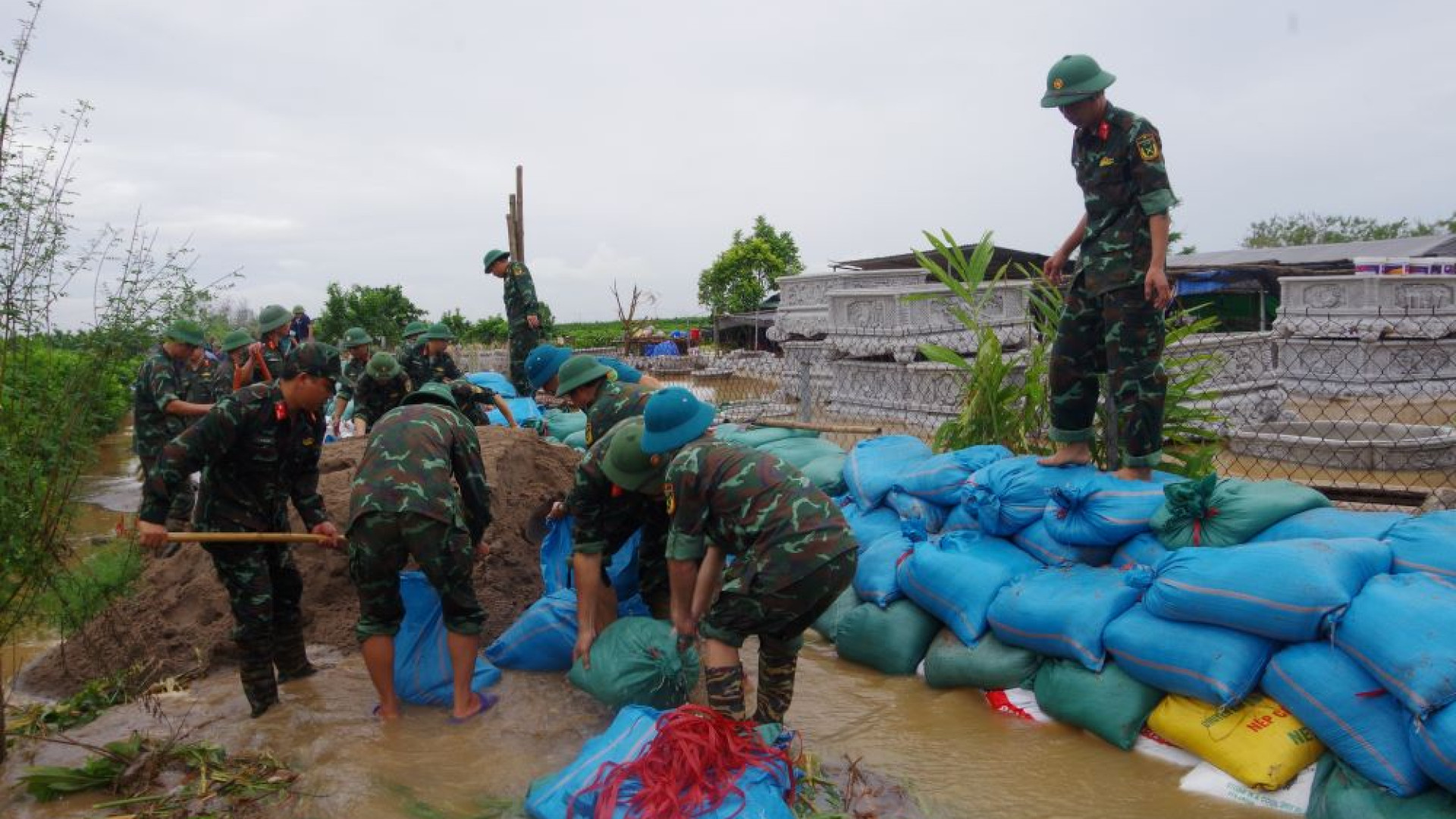 LLVT tỉnh Hưng Yên: Sát cánh cùng nhân dân chống lũ sau bão