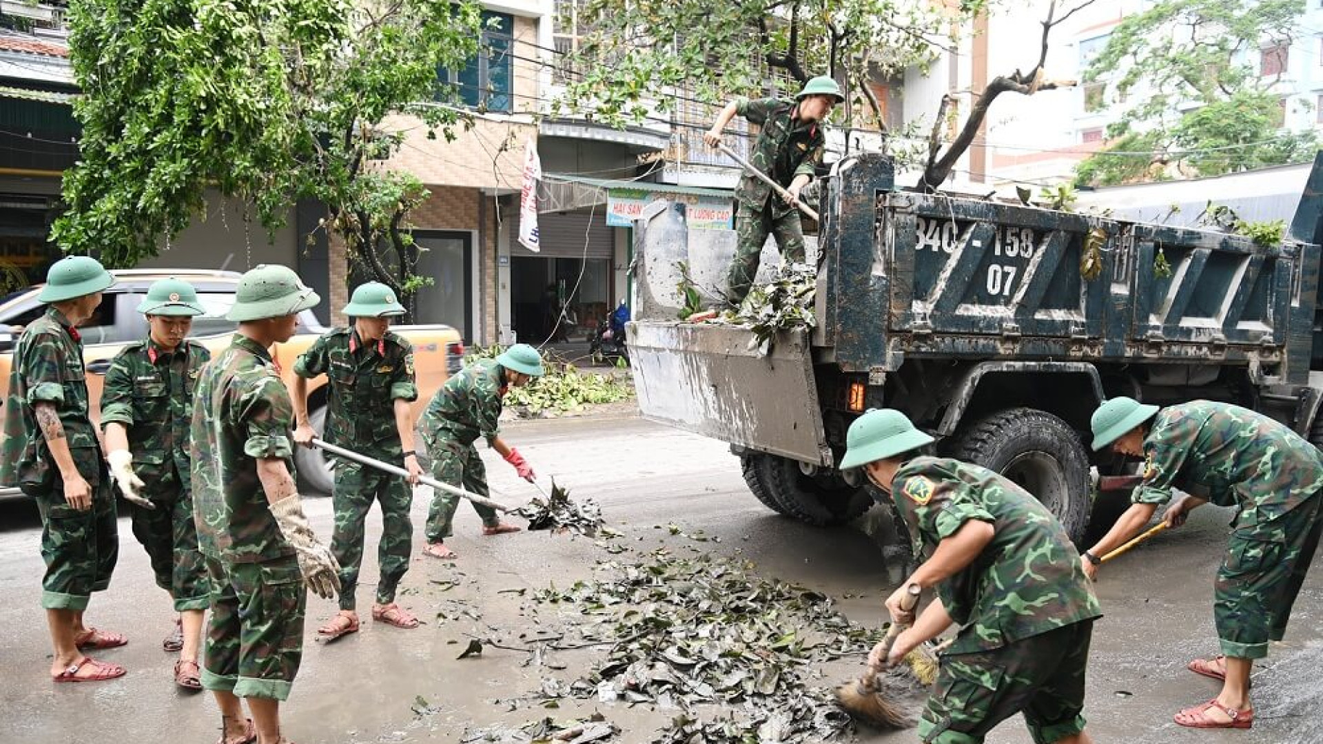 Các đơn vị Quân đội giúp nhân dân thị xã Đông Triều (Quảng Ninh) khắc phục hậu quả bão số 3