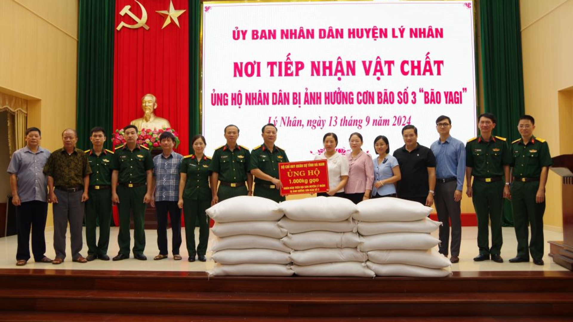 Bộ CHQS tỉnh Hà Nam: Trao 2 tấn gạo hỗ trợ nhân dân bị ảnh hưởng ngập lụt