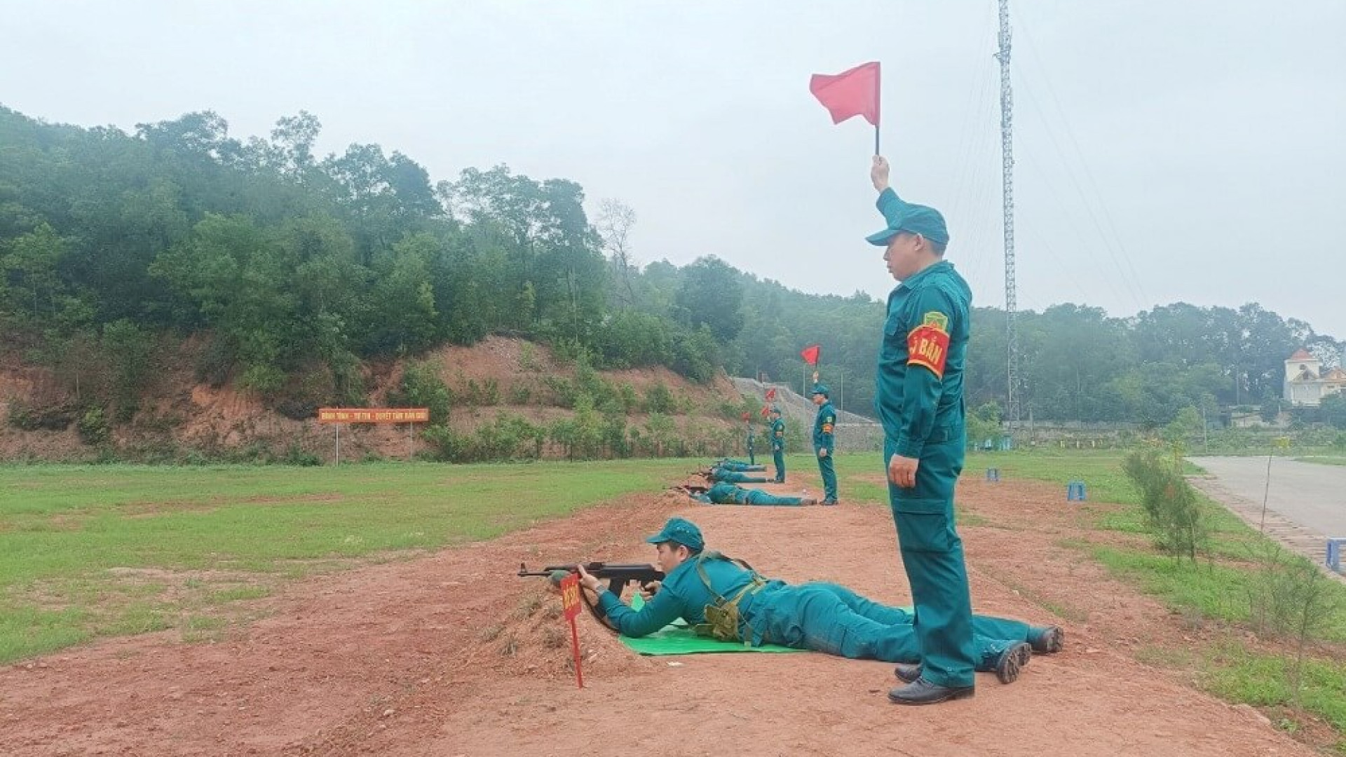 Ban CHQS quận Dương Kinh kiểm tra bắn đạn thật cho lực lượng dân quân năm thứ nhất