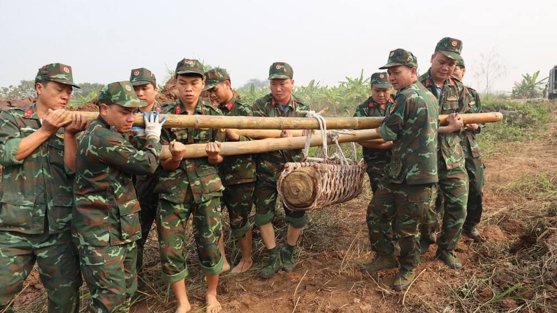 Bộ CHQS tỉnh Hưng Yên tổ chức di dời và hủy nổ thành công quả bom lớn