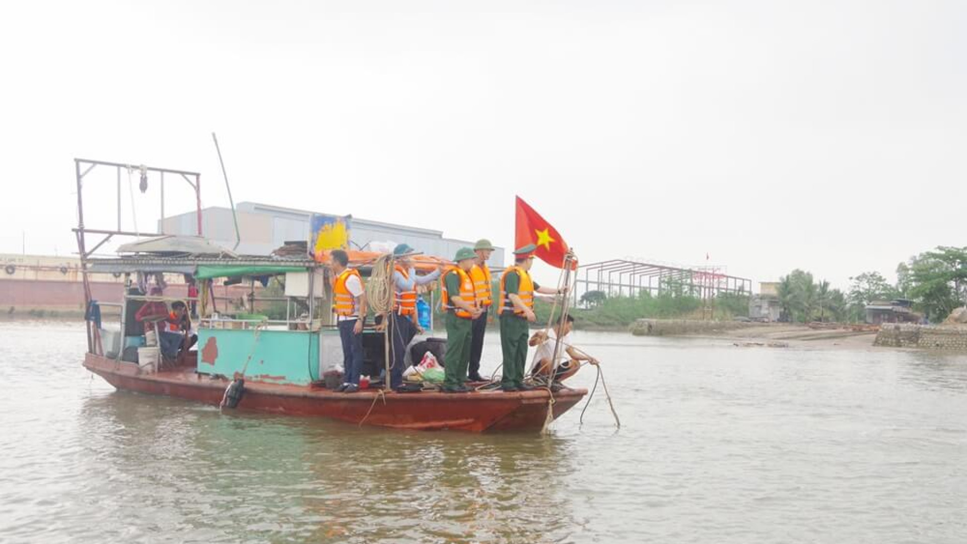 Quảng Ninh tích cực tìm kiếm 4 người mất tích trên sông Chanh