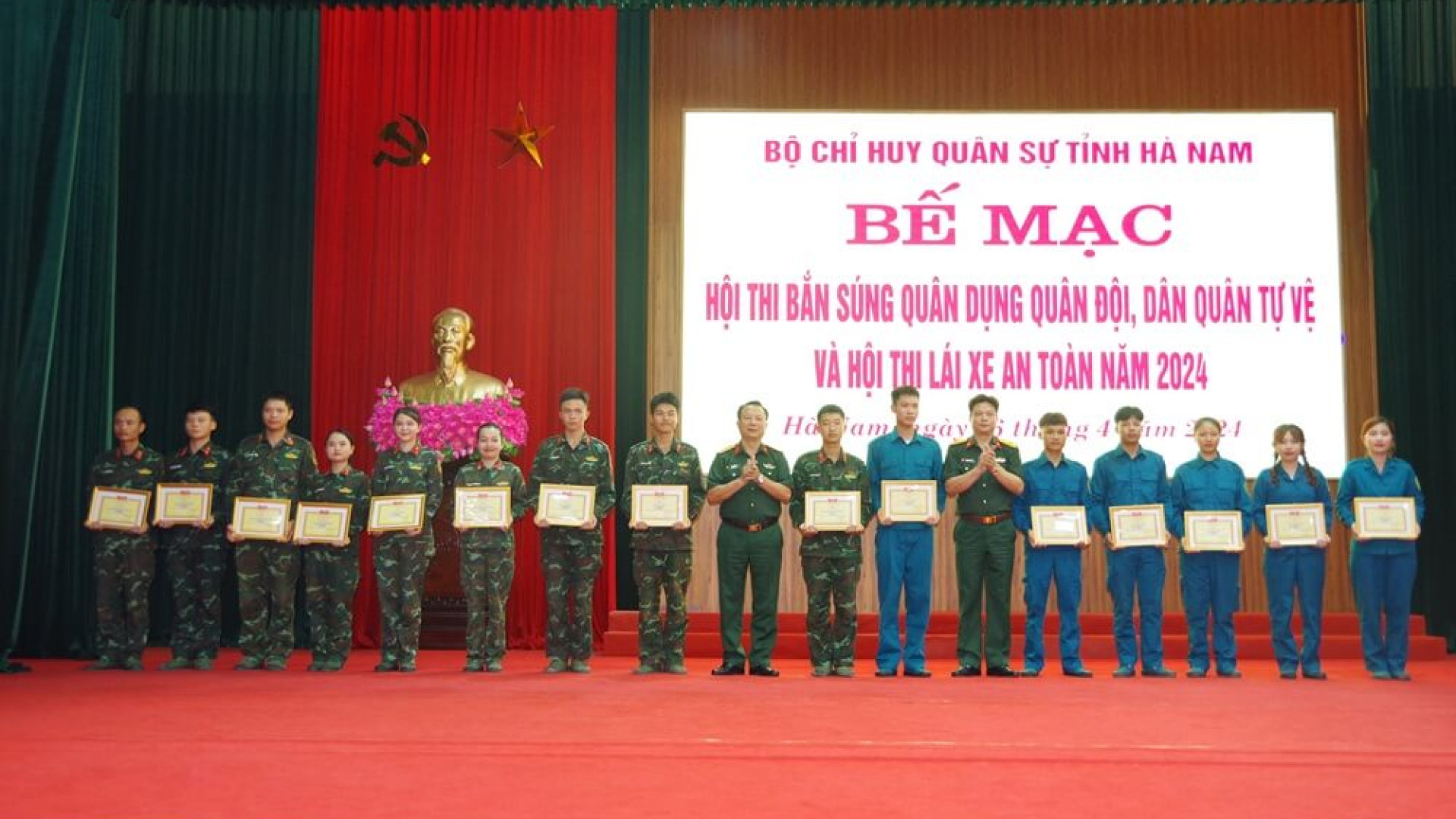 Bộ CHQS tỉnh Hà Nam bế mạc Hội thi bắn súng quân dụng quân đội, dân quân tự vệ và Hội thi lái xe an toàn năm 2024