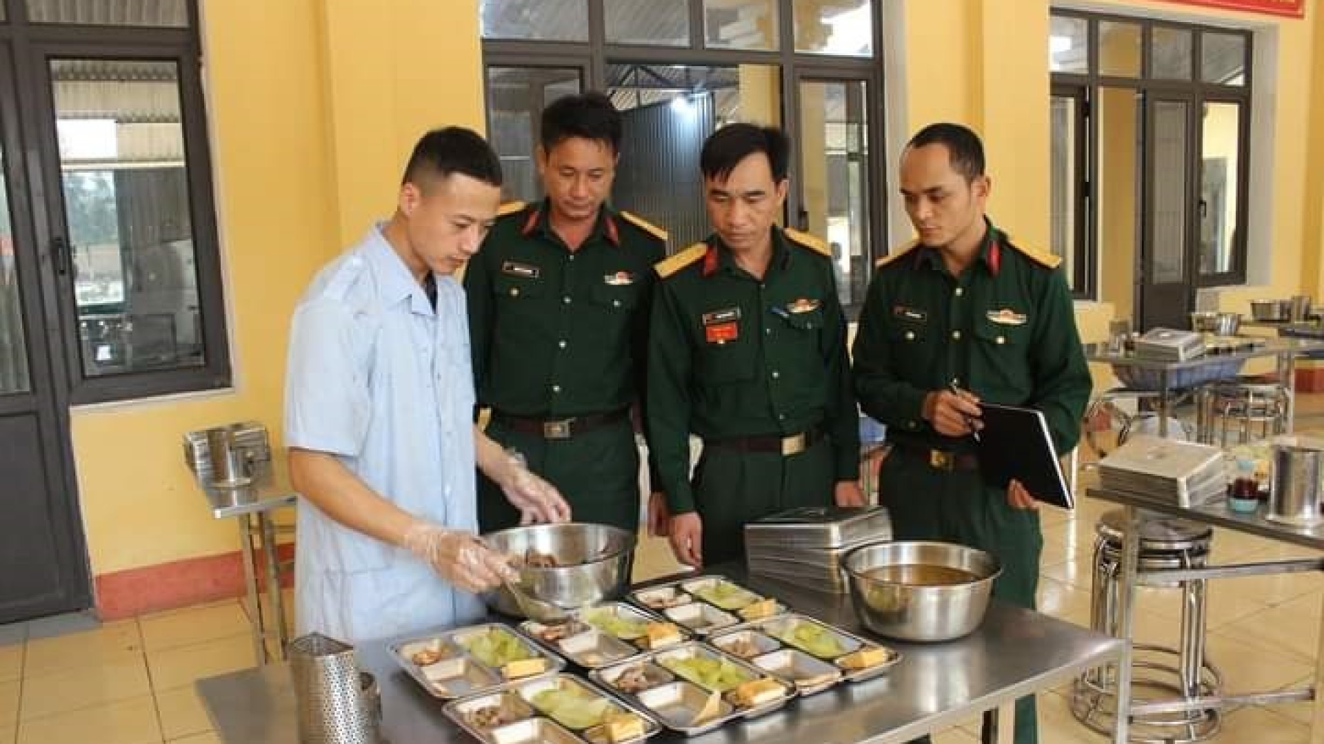 Trung đoàn 125 (Bộ CHQS tỉnh Hải Dương) nâng cao chất lượng bữa ăn cho bộ đội