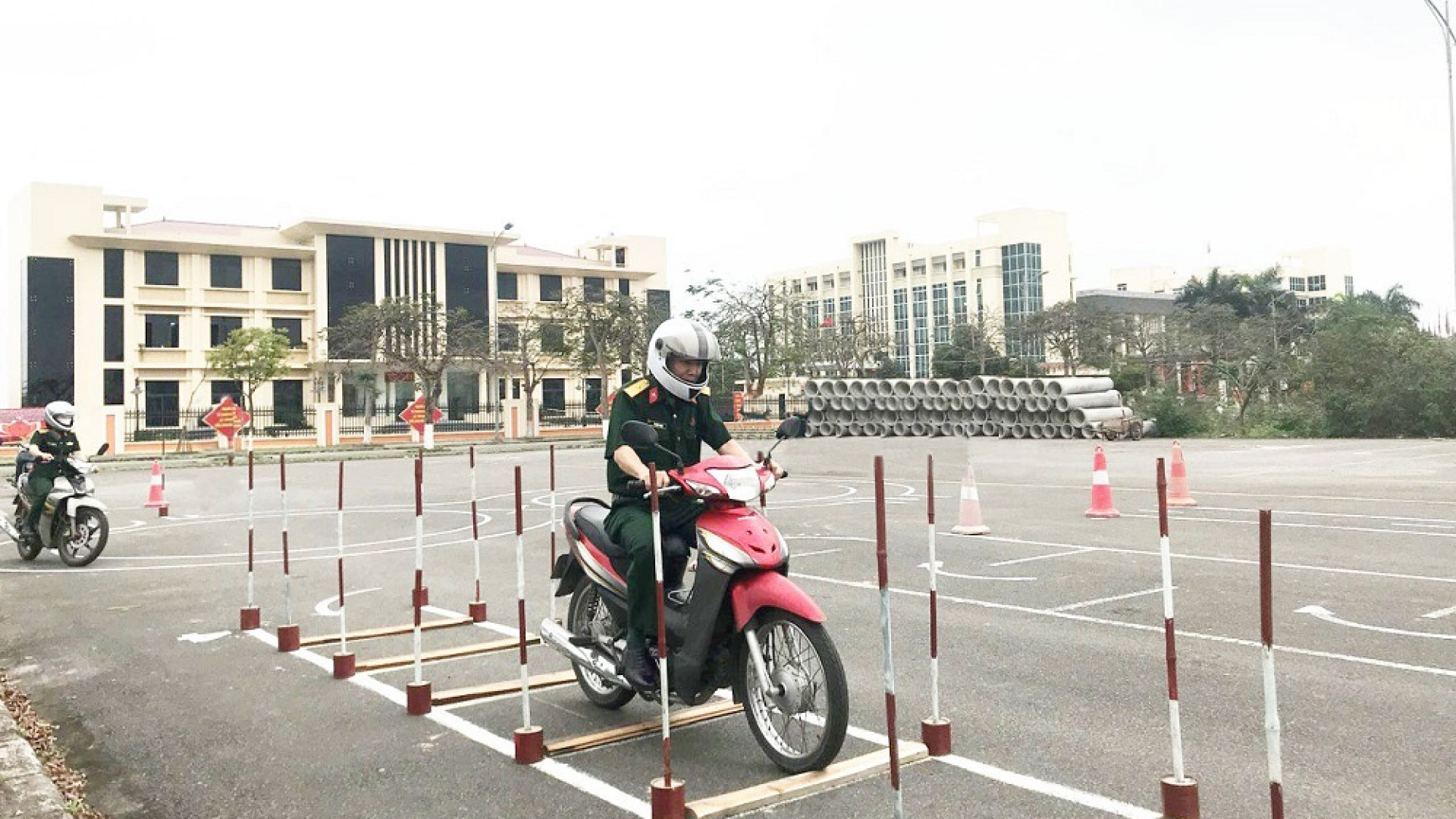 Ban CHQS quận Dương Kinh thi lái xe mô tô an toàn năm 2024
