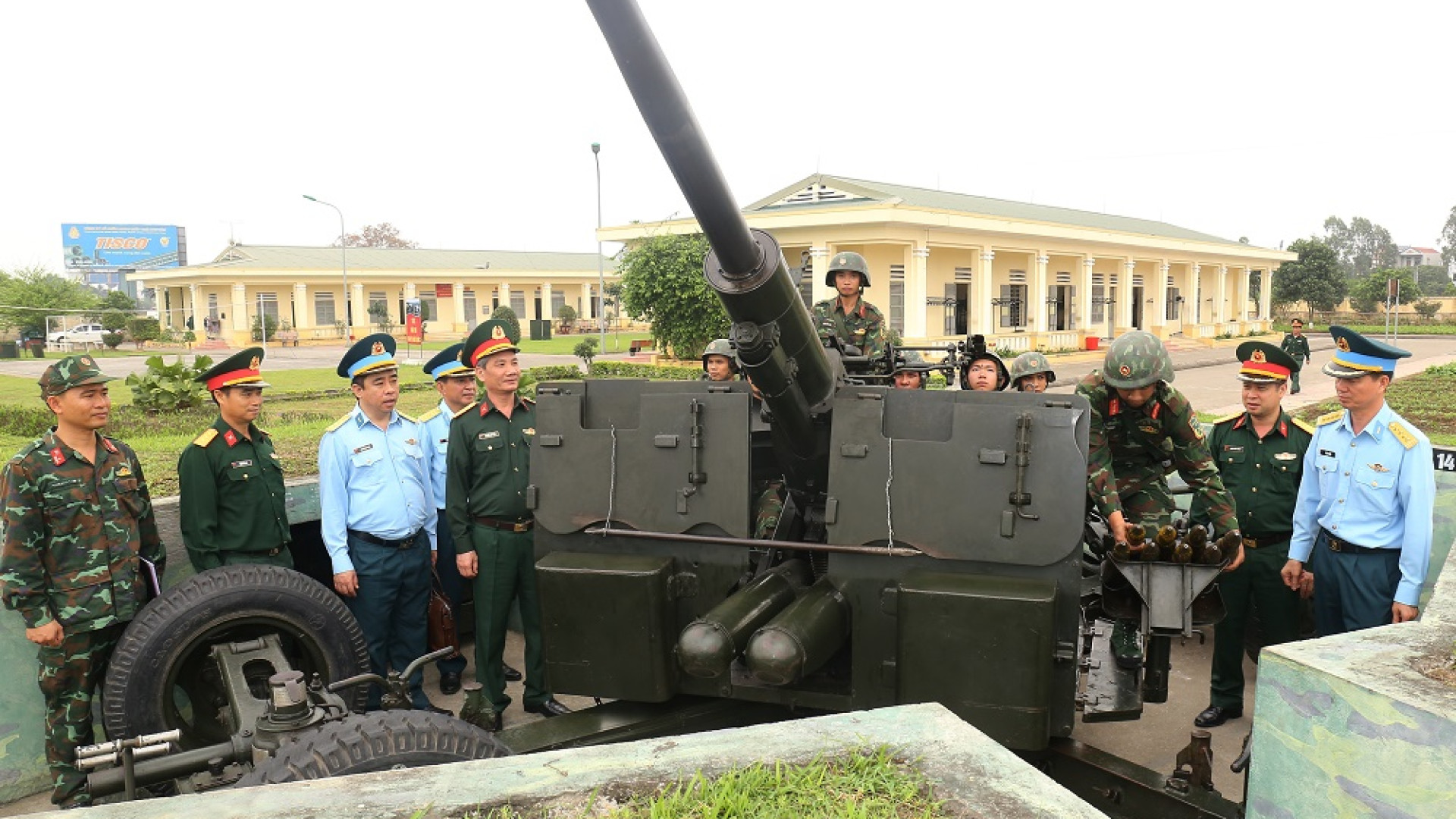 Cục Phòng không Lục quân kiểm tra tại Lữ đoàn 214