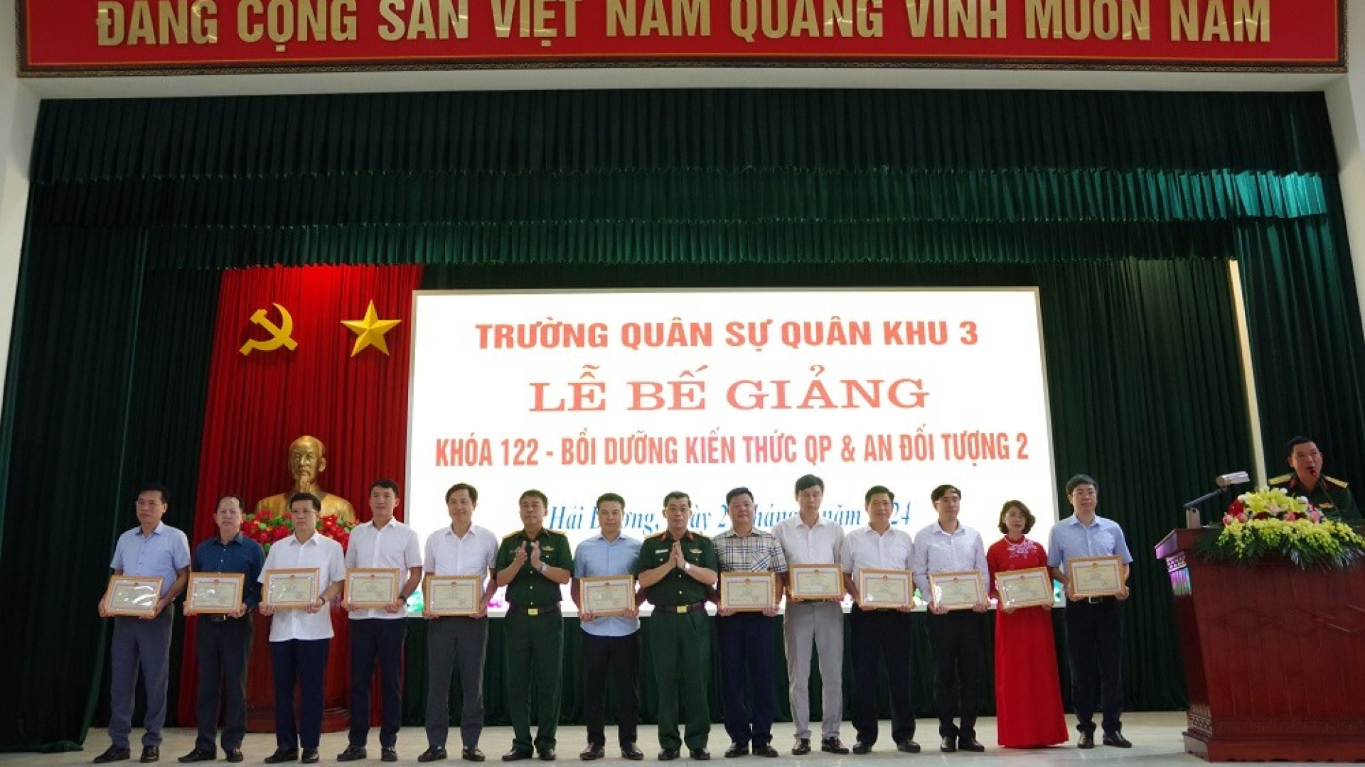 Trường Quân sự Quân khu bế giảng lớp bồi dưỡng kiến thức quốc phòng và an ninh đối tượng 2