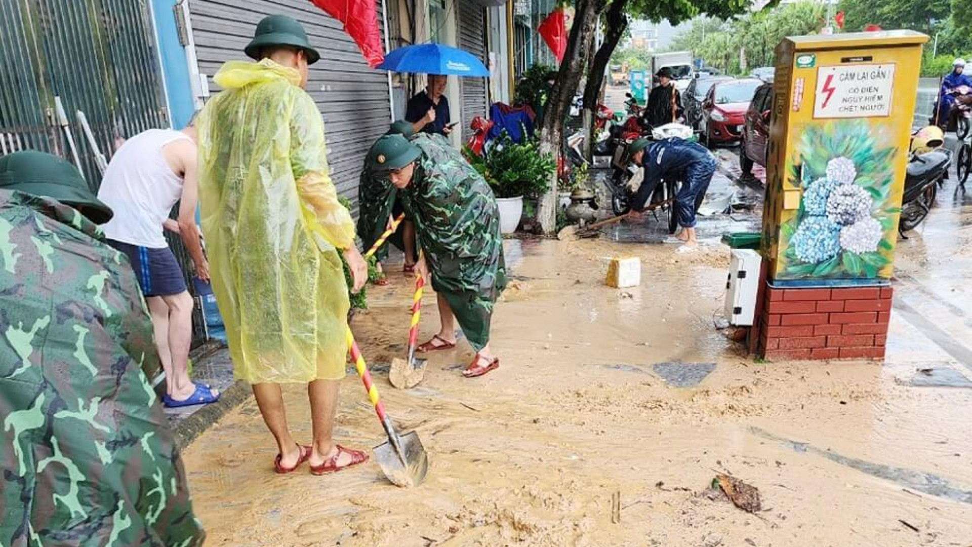 Lực lượng vũ trang thành phố Hạ Long (Quảng Ninh): Tích cực tham gia giúp dân khắc phục ngập lụt, sạt lở trên địa bàn