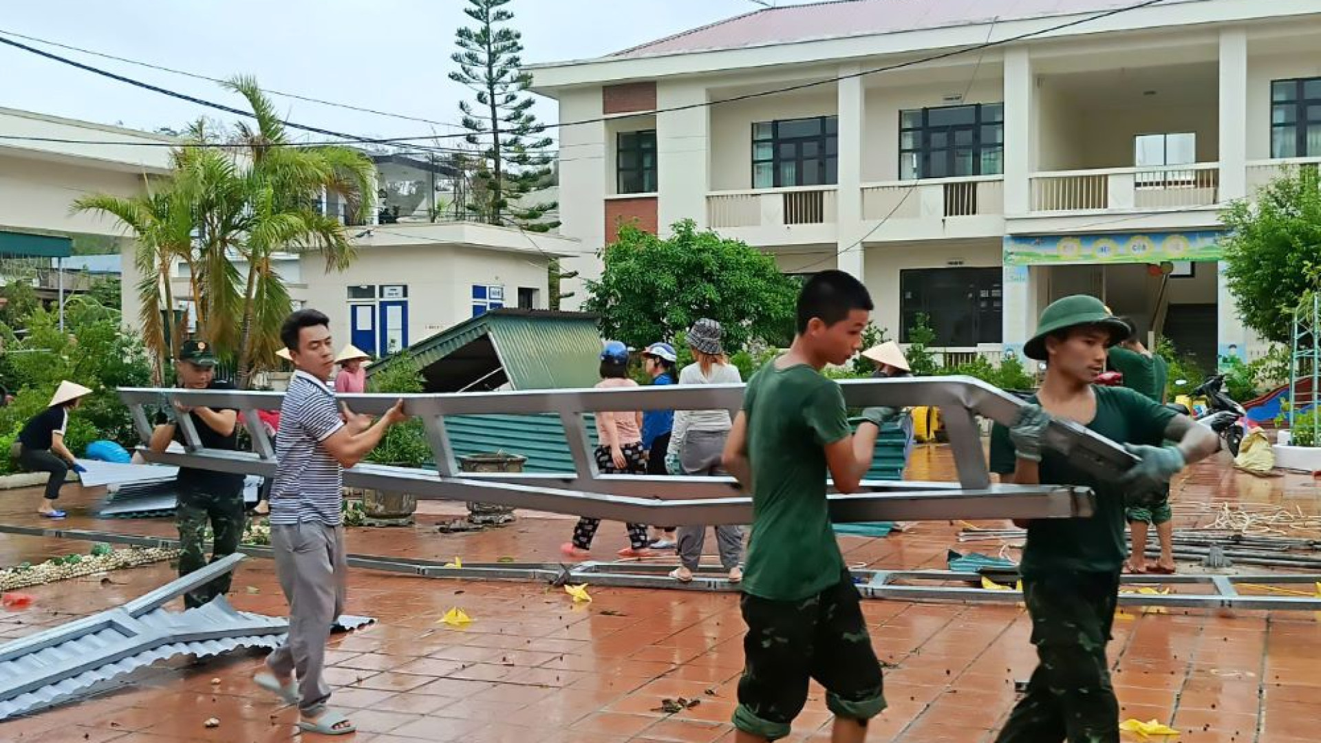 Lữ đoàn 242: Huy động lực lượng giúp dân khắc phục hậu quả sau bão