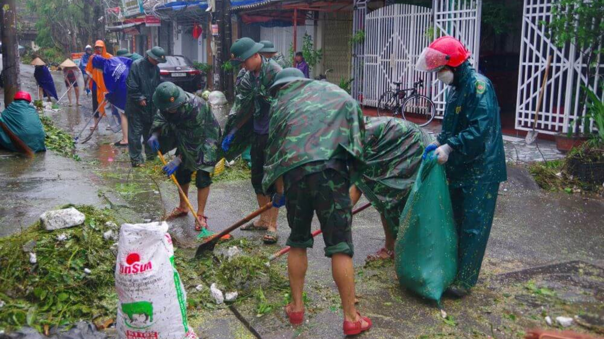 Lữ đoàn Thông tin 603: Tích cực giúp dân khắc phục hậu quả bão số 3