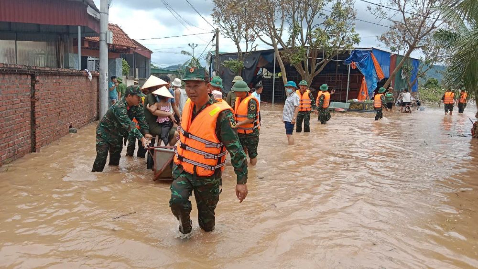 Hằng trăm cán bộ, chiến sĩ LLVT tỉnh Hải Dương khẩn trương di dời nhân dân khỏi vùng nguy hiểm