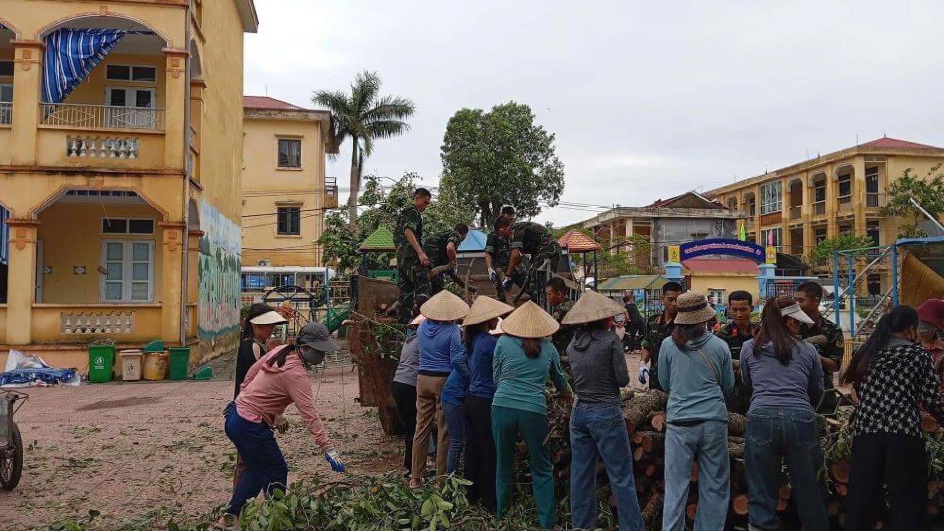 Lữ đoàn 214: Tích cực tham gia giúp địa phương khắc phục hậu quả bão số 3