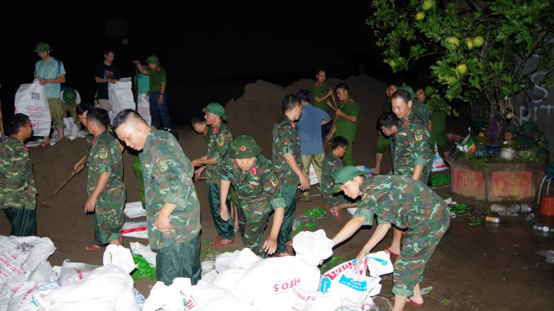 LLVT tỉnh Nam Định: Triển khai các phương án đảm bảo an toàn tại các trọng điểm xung yếu trên địa bàn