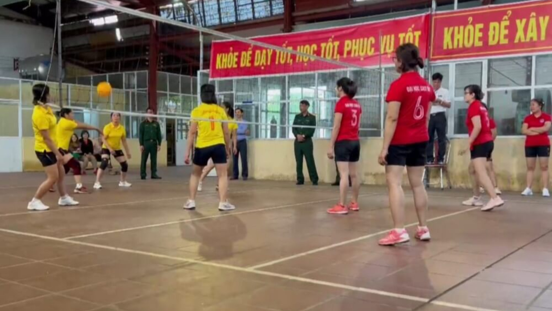 Đội bóng chuyền hơi nữ của Trường Quân sự Quân khu tham gia giải với cụm trường thành phố Chí Linh