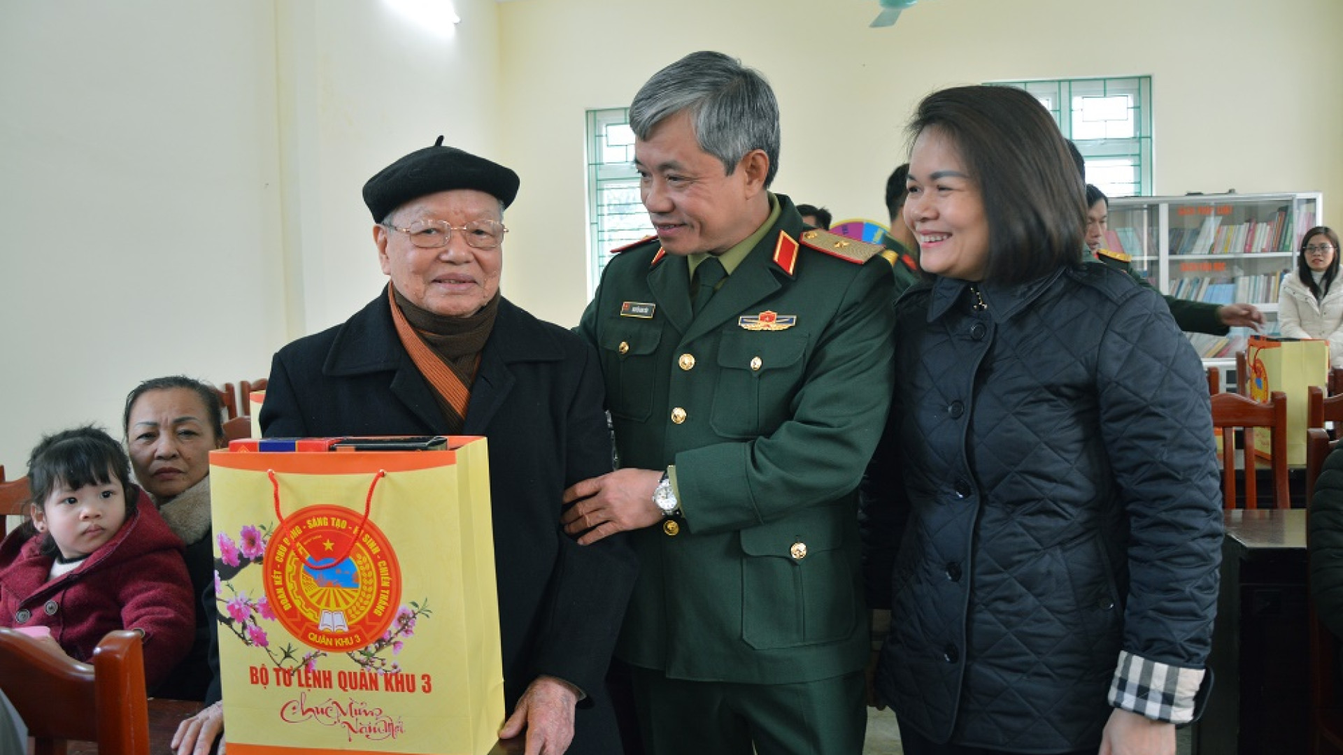 Bộ tư lệnh Quân khu thăm, tặng quà các gia đình chính sách tiêu biểu trên địa bàn quận Kiến An (TP.Hải Phòng)