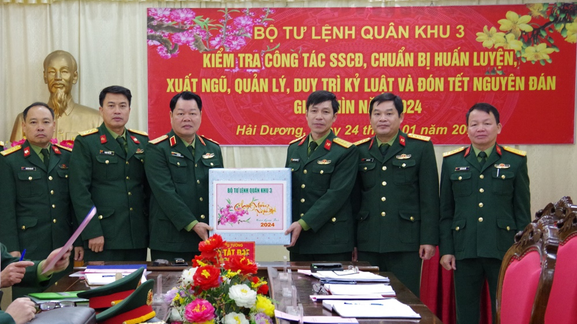 Quân khu kiểm tra công tác SSCĐ một số đơn vị và chúc Tết các đồng chí nguyên là Thủ trưởng Bộ tư lệnh Quân khu qua các thời kỳ tại Hà Nội