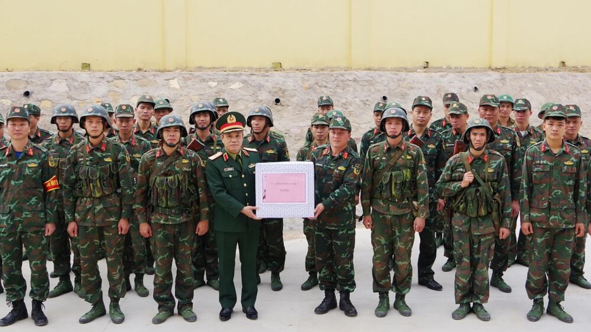 Đoàn công tác Quân khu kiểm tra tại Lữ đoàn 405 và động viên đội tuyển tham gia Chương trình “Quân khu số 1 - Thách đấu”