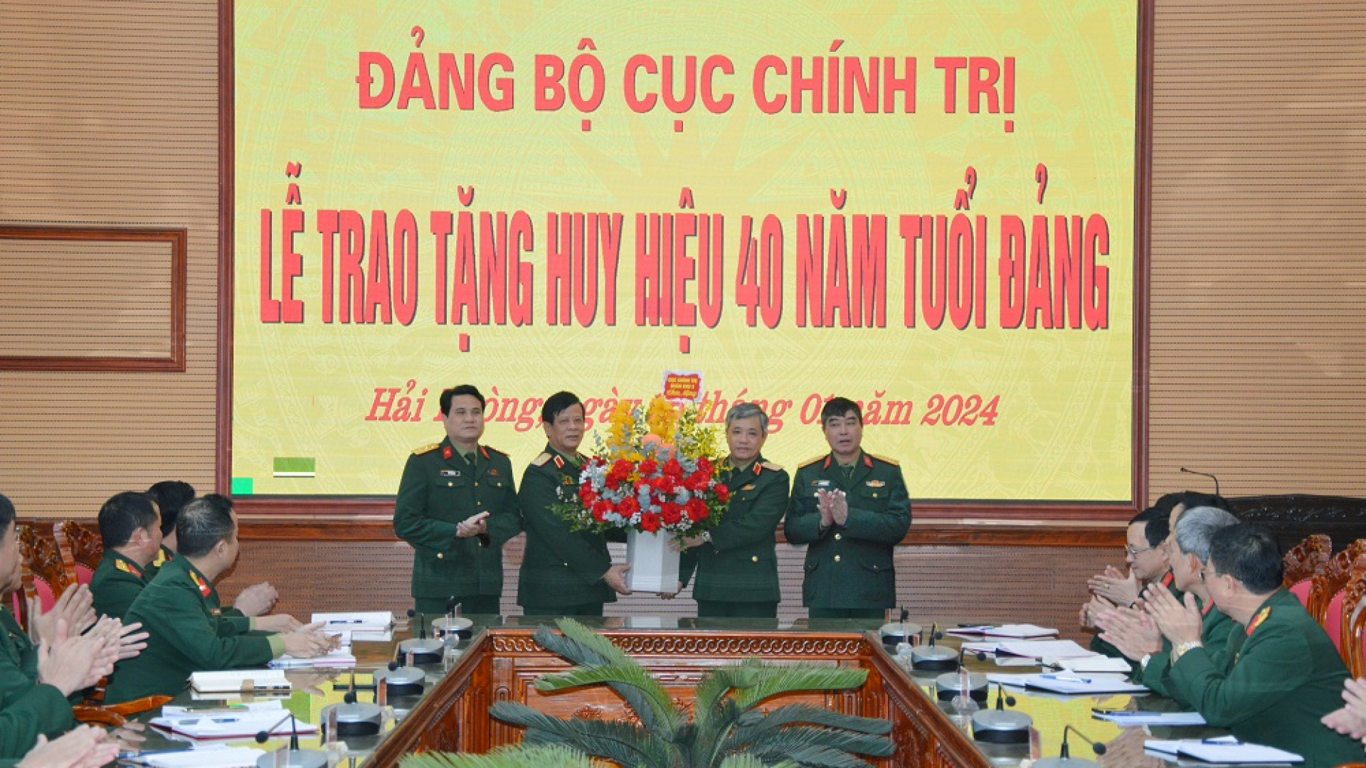 Trao tặng Huy hiệu 40 năm tuổi Đảng cho Thiếu tướng Nguyễn Huy Hoàng, Bí thư Đảng ủy Cục chính trị, Phó chủ nhiệm Chính trị Quân khu