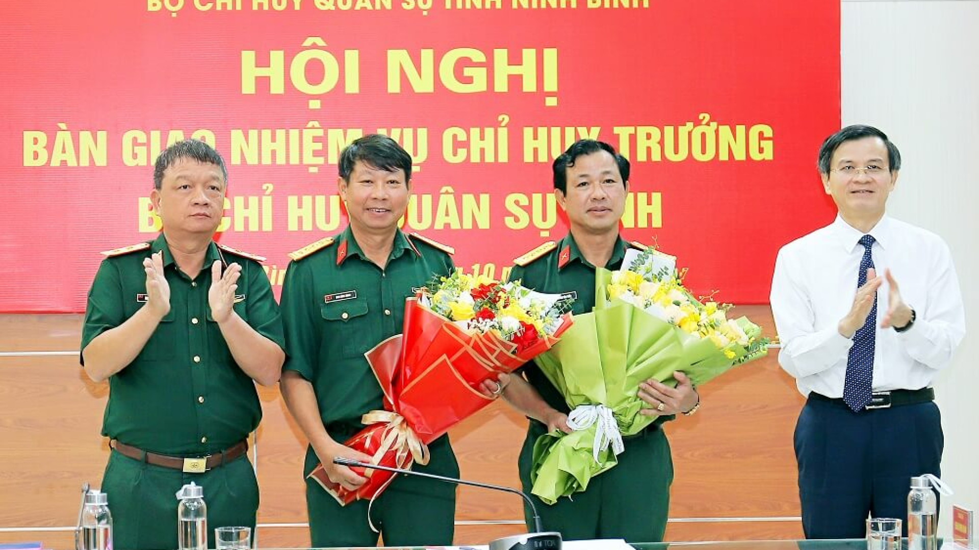 Bàn giao nhiệm vụ Chỉ huy trưởng Bộ CHQS tỉnh Ninh Bình