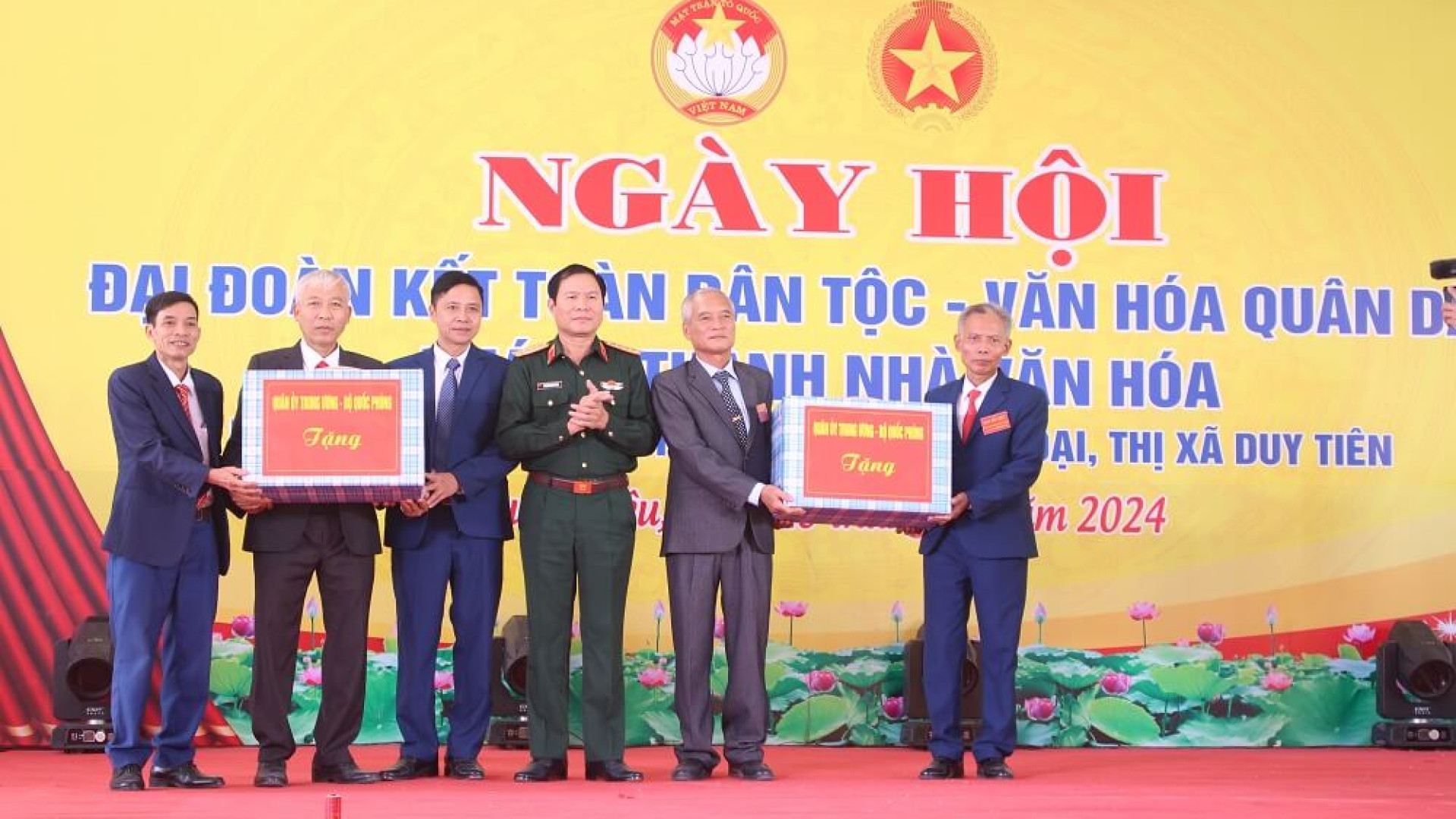 Đại tướng Nguyễn Tân Cương dự Ngày hội Đại đoàn kết toàn dân tộc tại tỉnh Hà Nam