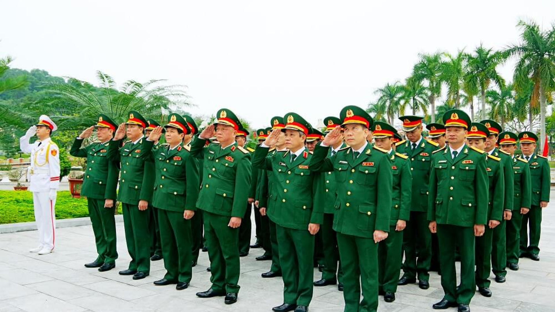 Bộ tư lệnh Quân khu tổ chức dâng hoa, dâng hương tưởng niệm Chủ tịch Hồ Chí Minh