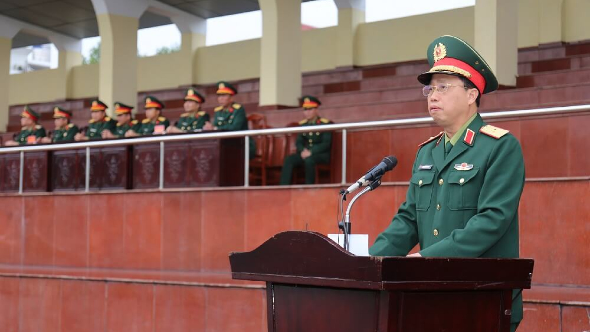 Thủ trưởng Bộ tư lệnh Quân khu kiểm tra kết quả huấn luyện (giai đoạn I) khối diễu binh, diễu hành trong Lễ kỷ niệm 70 năm Chiến thắng Điện Biên Phủ