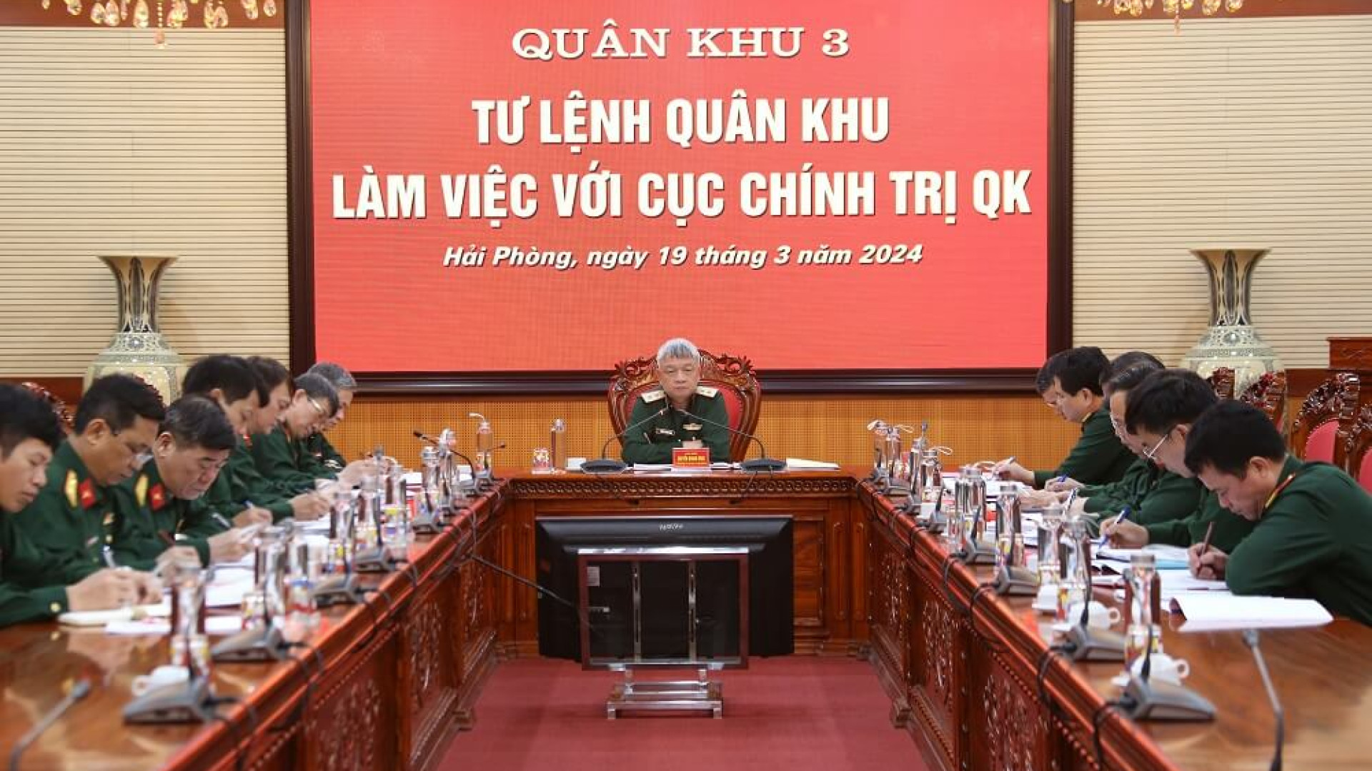 Tư lệnh Quân khu làm việc với Cục Chính trị Quân khu