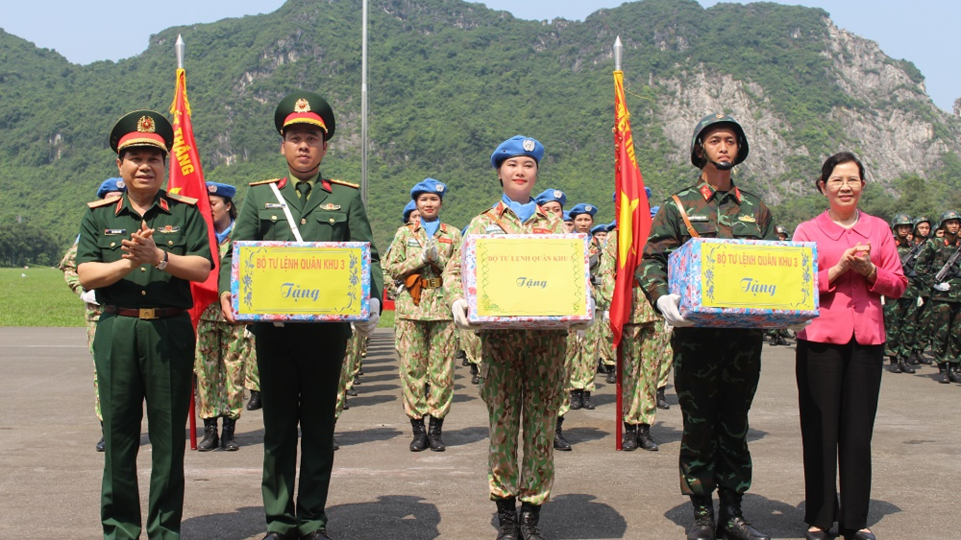 Thủ trưởng Bộ tư lệnh Quân khu thăm, động viên lực lượng tham gia diễu binh, diễu hành trong Lễ kỷ niệm 70 năm Chiến thắng Điện Biên Phủ