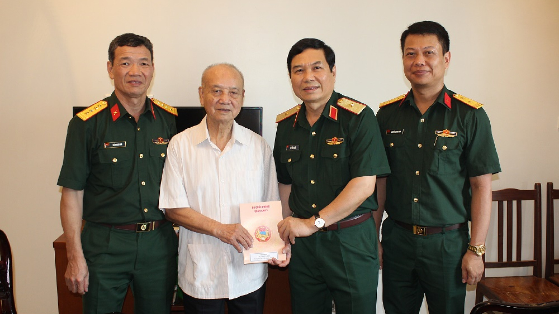 Bộ tư lệnh Quân khu thăm, tặng quà các đồng chí nguyên là Thủ trưởng Bộ tư lệnh Quân khu tham gia Chiến dịch Điện Biên Phủ
