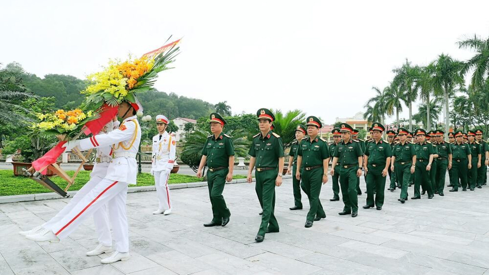 Bộ tư lệnh Quân khu dâng hương tượng đài Chủ tịch Hồ Chí Minh