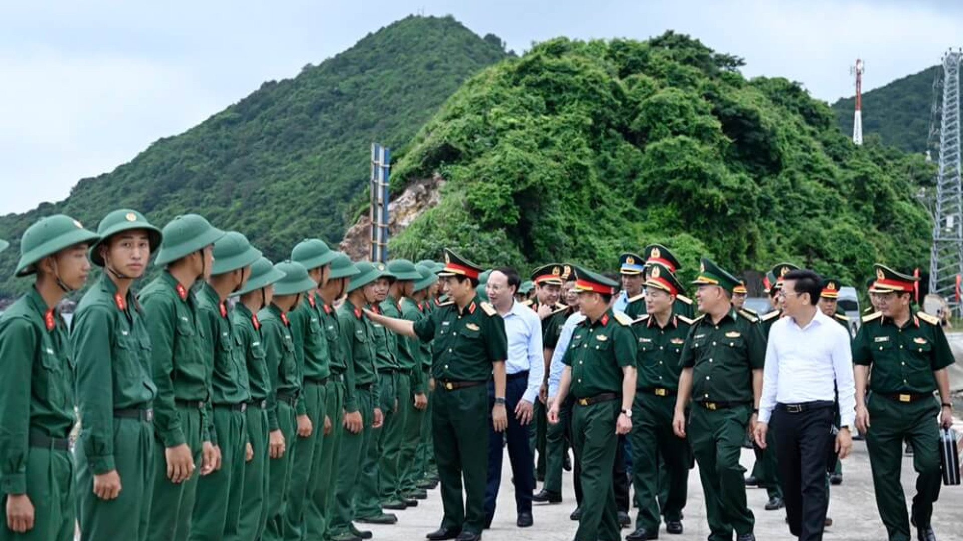 Đại tướng Phan Văn Giang thăm và làm việc tại đảo Trần