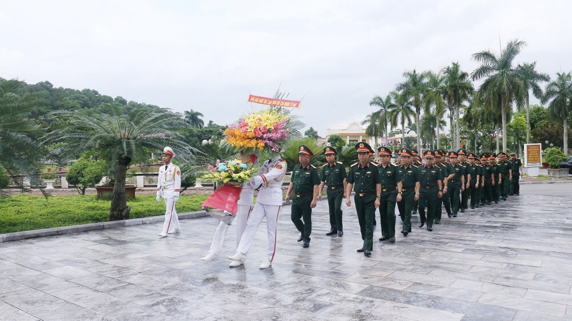 Bộ tư lệnh Quân khu dâng hương Chủ tịch Hồ Chí Minh nhân kỷ niệm 77 năm Ngày Thương binh- Liệt sĩ