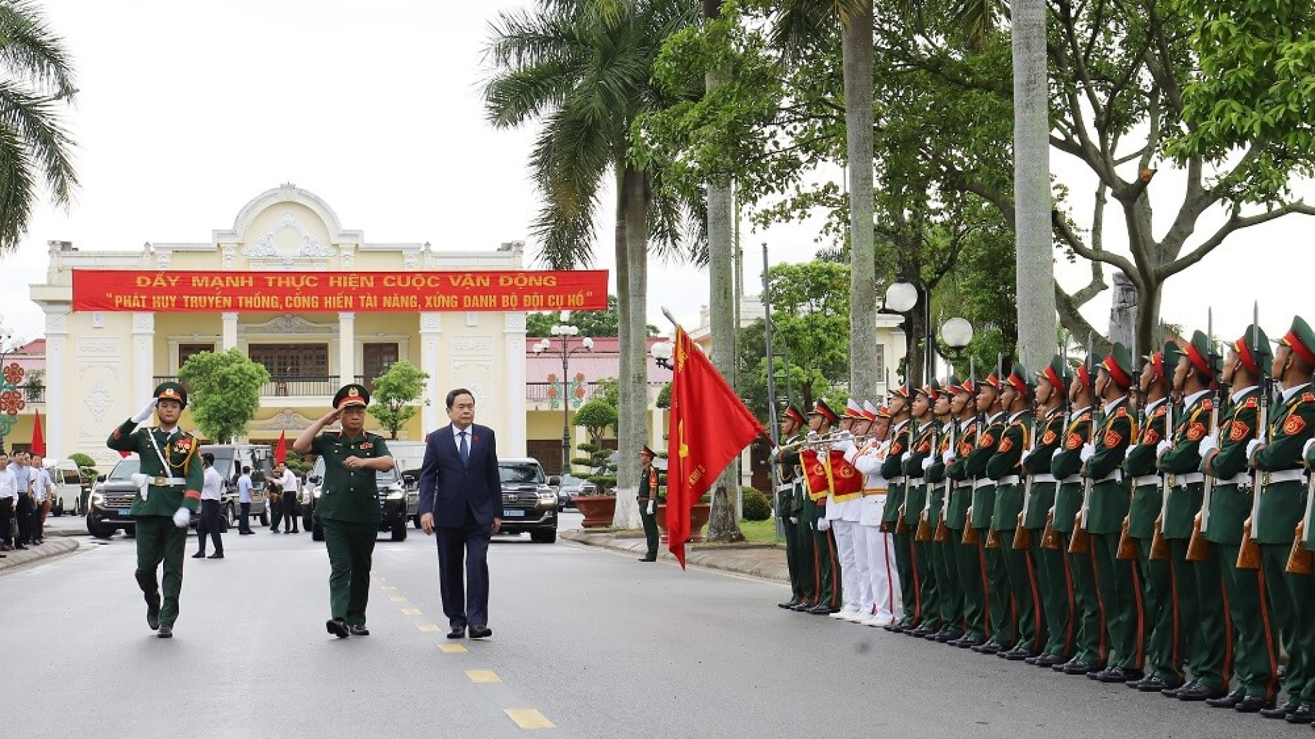 Chủ tịch Quốc hội Trần Thanh Mẫn thăm và làm việc tại Quân khu