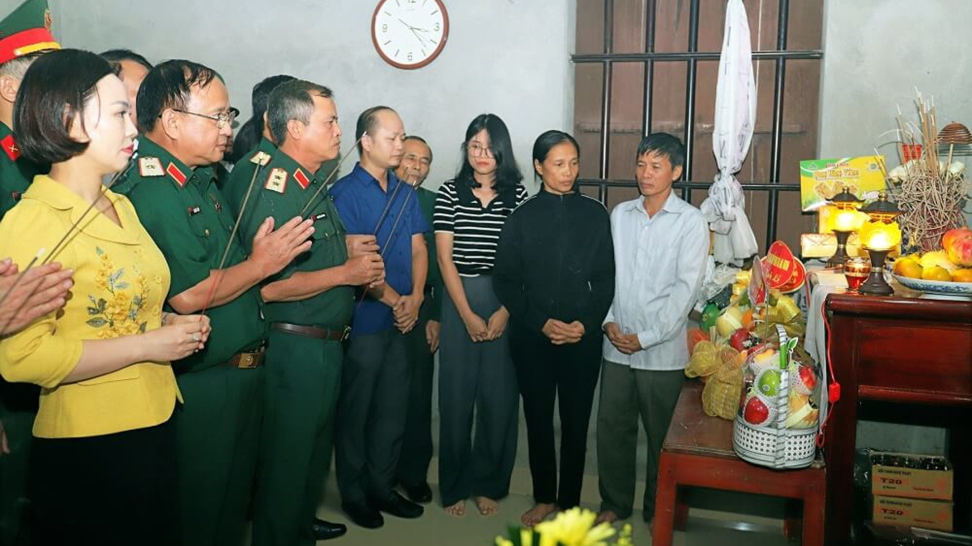 Ủy ban Quốc phòng và An ninh của Quốc hội thăm, tặng quà, động viên gia đình quân nhân hy sinh trong khi làm nhiệm vụ khắc phục hậu quả bão số 3